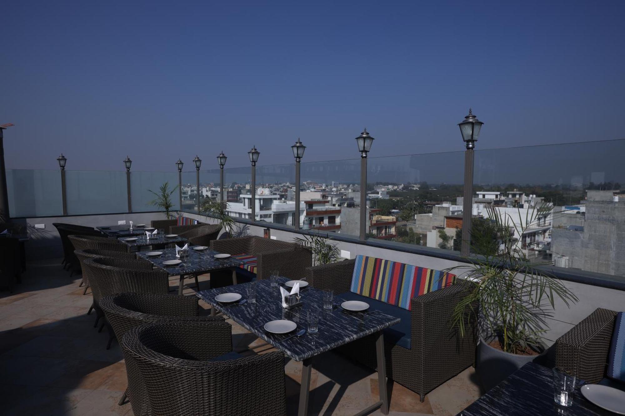 Hiraya Hotels Mohali Екстериор снимка